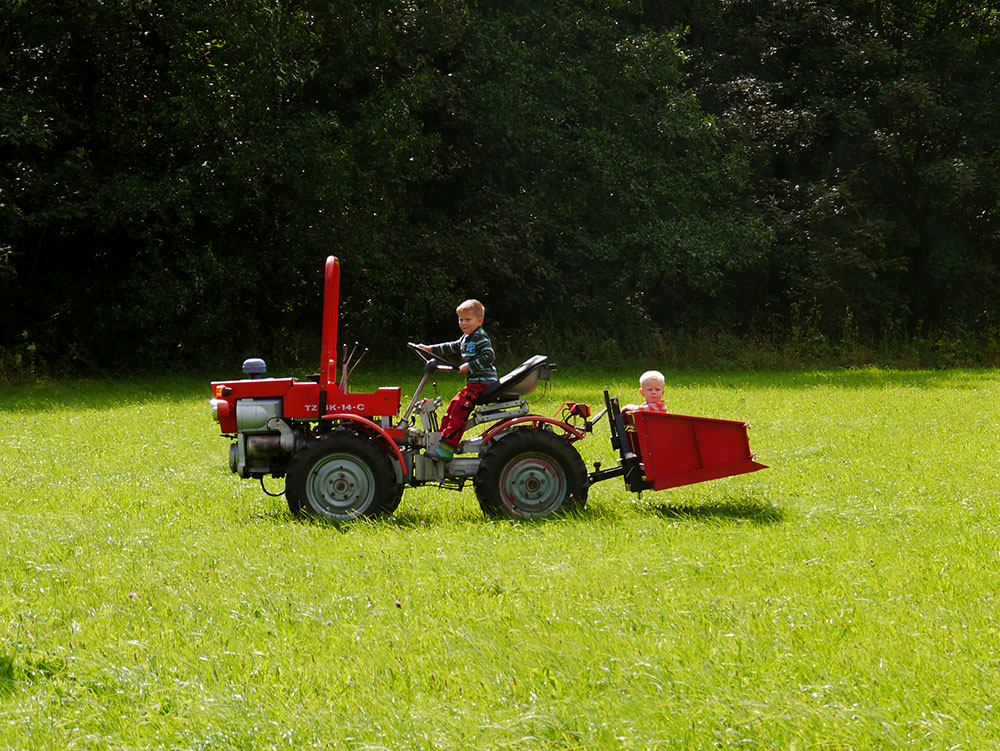 Kindertraktor fahren